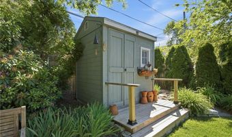 6 Brooks Ave, Newport, RI 02840
