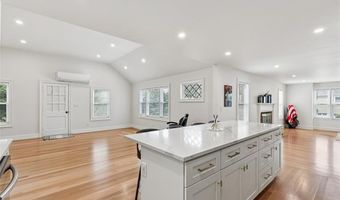 9 Country Pkwy, North Providence, RI 02911