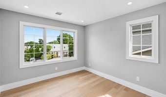 37 Beverly Dr, Albertson, NY 11507