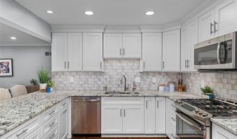 647 Waterford Ridge Dr, Ballwin, MO 63021