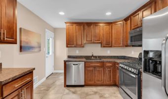 32 Bowline St, Beachwood, NJ 08722