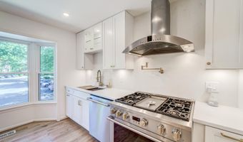 8 CARRIAGE HOUSE Cir, Alexandria, VA 22304