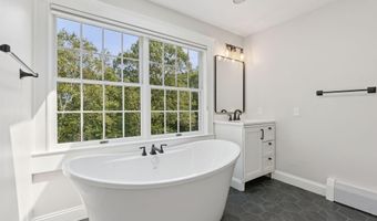 4 Victoria Ln, Falmouth, ME 04105