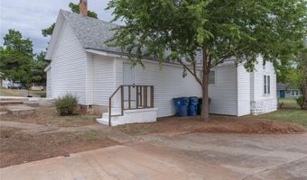 1027 W Idaho Ave, Chickasha, OK 73018