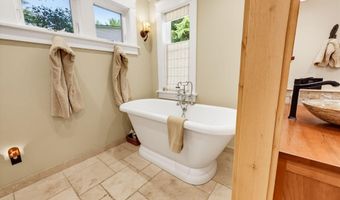 307 N Main St, Ashland, OR 97520