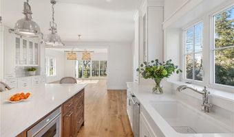 1 Knowlton Ct, Bristol, RI 02809