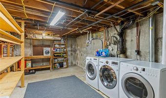 72 Windsor Park Dr, Coventry, RI 02816
