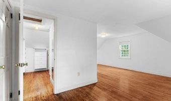 8 North Dr, Middletown, RI 02842