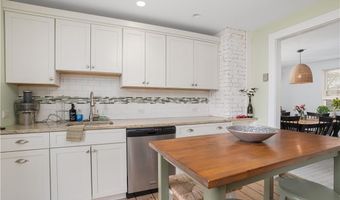 23 Holland St 2, Newport, RI 02840