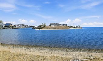 1 Victoria Dr, Amityville, NY 11701