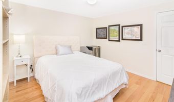 225 W Oakbrook Dr, Ann Arbor, MI 48103