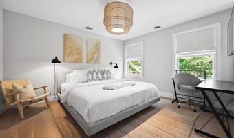97 Oak Ln, Amagansett, NY 11937