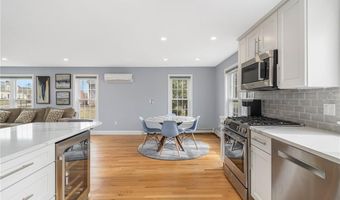 53 River Run Rd, Middletown, RI 02842