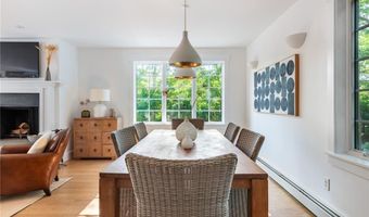 72 Summerfield Ln, Middletown, RI 02842