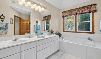 3610 Lakeview Dr, Algonquin, IL 60102