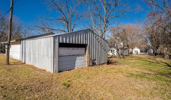 224 W Delta St, Aurora, MO 65605