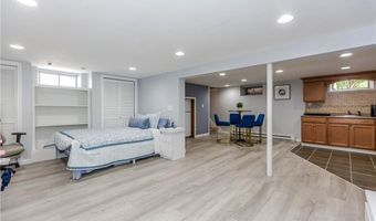 7 Oakcrest Dr, North Providence, RI 02904