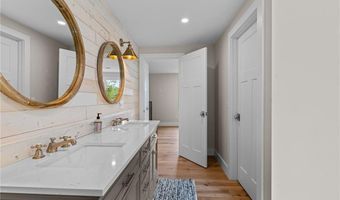 8 Woodsia Rd, Narragansett, RI 02874