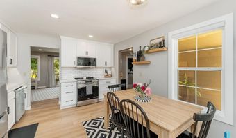 208 W Chapelwood Dr, Brandon, SD 57005