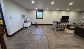 1524 Beechwood Dr, Aurora, NE 68818