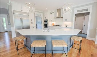 2 Bluemead Farm Ln, Barrington, RI 02806
