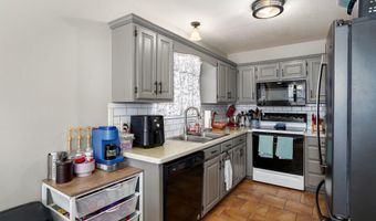 1813 Edgewood Dr, Aurora, MO 65605