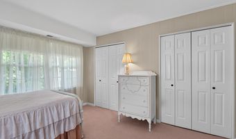8024 GARLOT Dr, Annandale, VA 22003