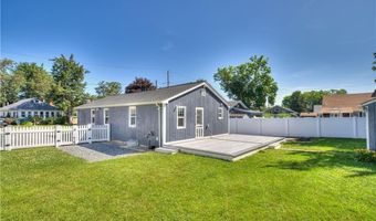 33 Spruce Ln, Bristol, RI 02809