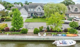 18 South Plz, Amity Harbor, NY 11701
