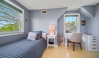 9 Casey Ct, Newport, RI 02840