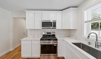 7 Betsey Williams Dr, Warwick, RI 02889