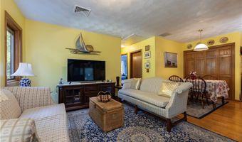 8 Robin Dr, North Kingstown, RI 02852