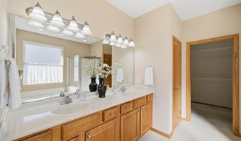 912 10th Avenue Pl, Altoona, IA 50009