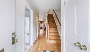 1763 S HAYES St 2, Arlington, VA 22202