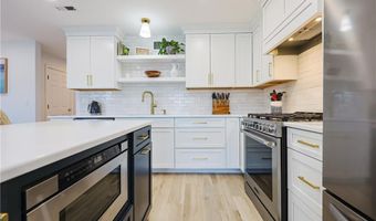 87 Nipmuc Trl B, North Providence, RI 02904