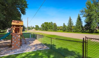 11 Linda Ln, Aberdeen, SD 57401