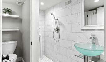 884 Village Brook Ct, Ballwin, MO 63021