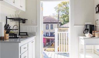 201 W 33rd St, Savannah, GA 31401