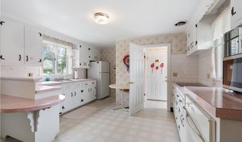 36 Willow Ave, Middletown, RI 02842