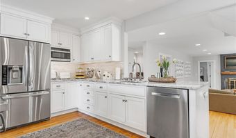 7 Florence Ave, Newport, RI 02840