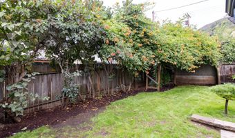 207 N MAPLE St, Bingen, WA 98605