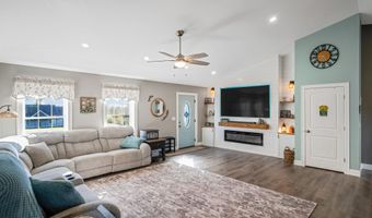 40 Knoll Crest Dr, Bangor, ME 04401