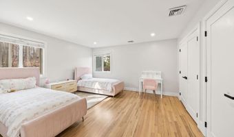 20 Algonquin Cir, Airmont, NY 10952