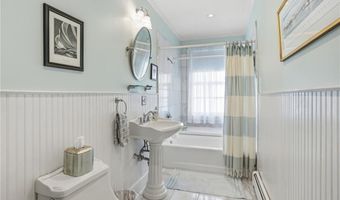 693 Hope St, Bristol, RI 02809
