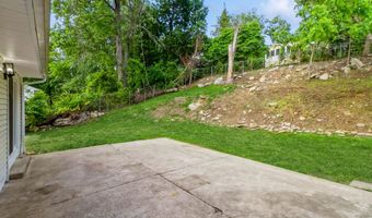8 Laurel Dr, Brookfield, CT 06804