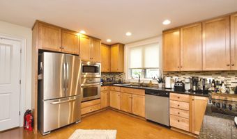 8312 UPPER SPRING Ln, Annandale, VA 22003