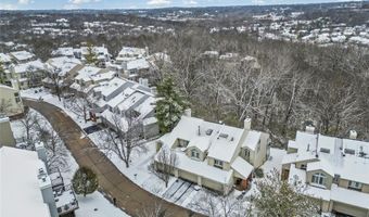 1872 Ridgeview Circle Dr, Ballwin, MO 63021