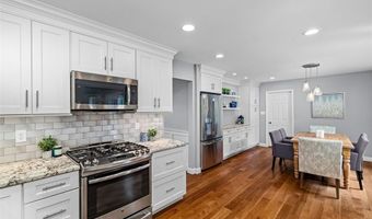 647 Waterford Ridge Dr, Ballwin, MO 63021