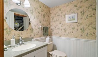 38 Woodside Dr, Albany, NY 12208