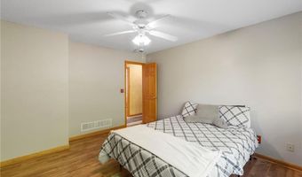 15733 Pine Cir, Basehor, KS 66007